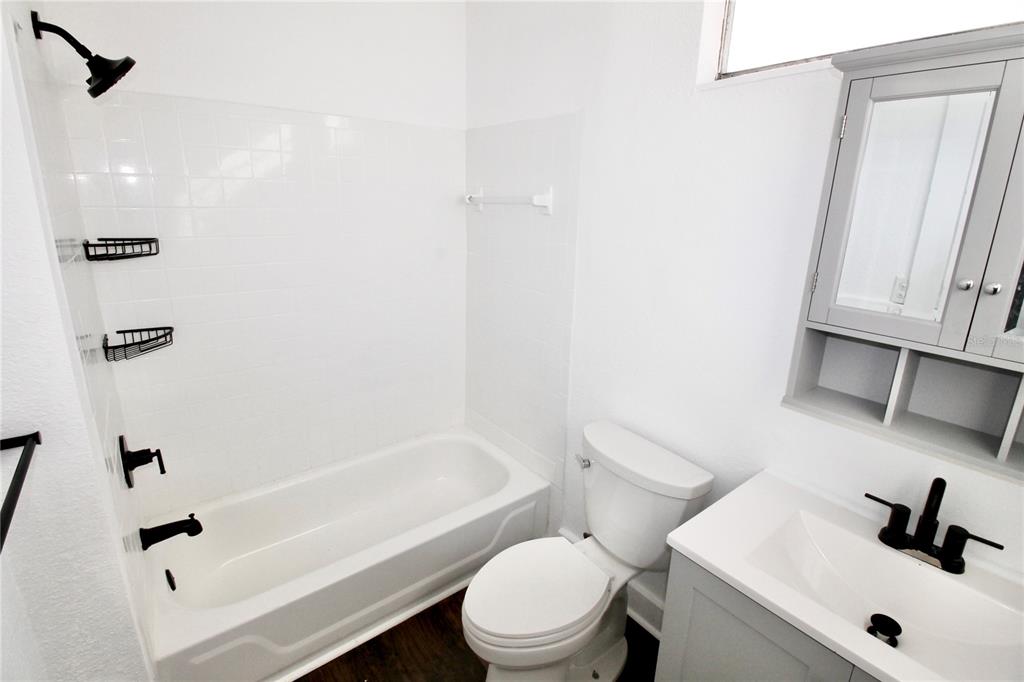 610 Dundee Road Dundee, FL 33838 - Photo 18 of 42 a bathroom with a sink a toilet and shower