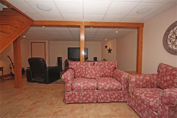 157 Kaleva Road Lancaster, MA 01523 - Photo 20 of 26 a living room with furniture