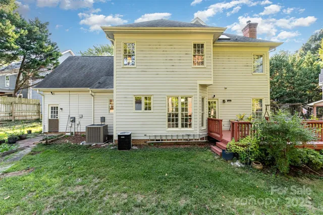 a view of a house with backyard