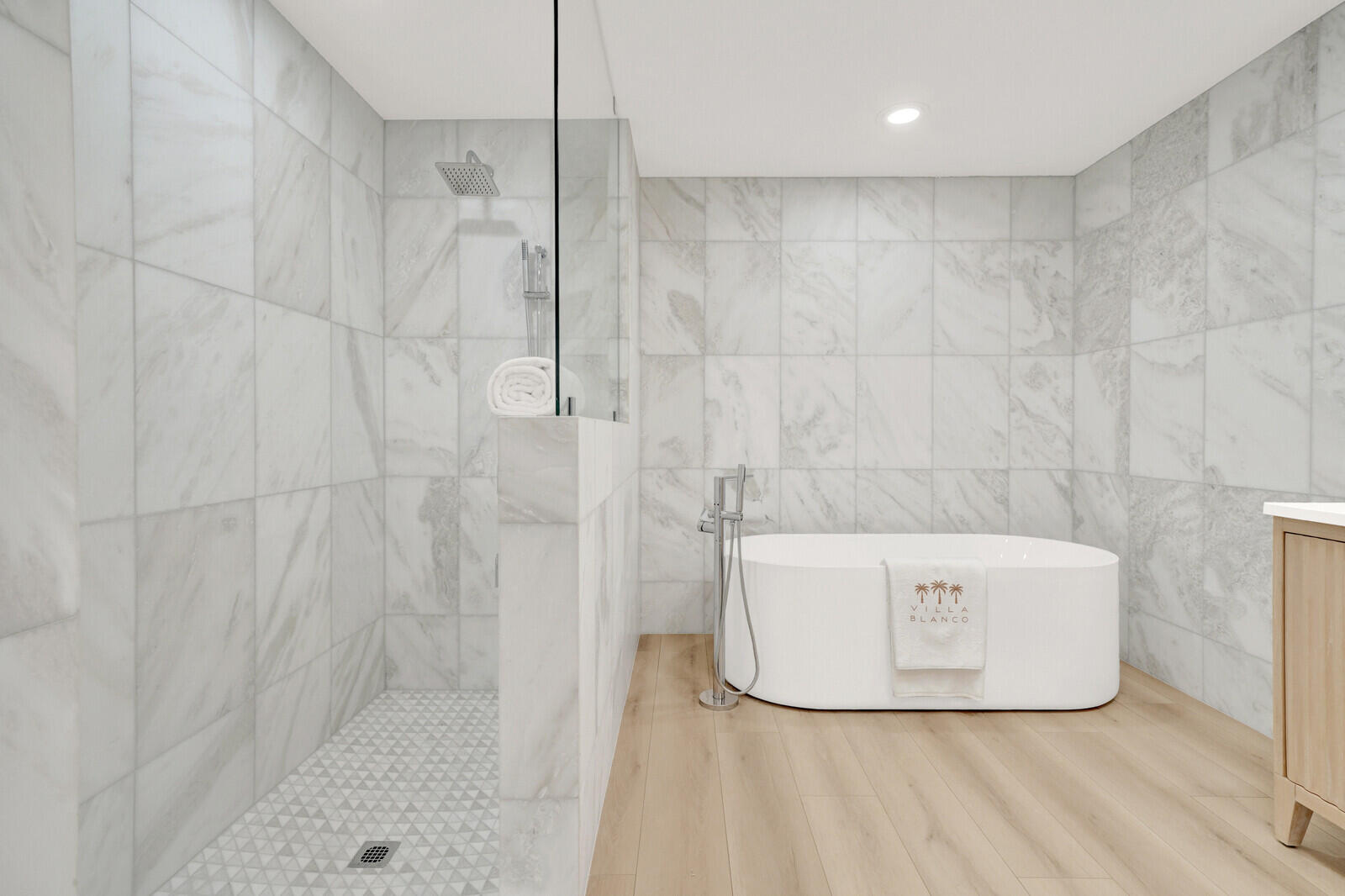 418 River Edge Road Jupiter, FL 33477 - Photo 24 of 44 a bathroom with a bathtub and shower