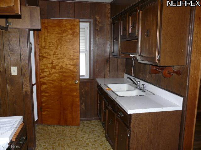 8223 Snow Road Parma, OH 44129 - Photo 11 of 17