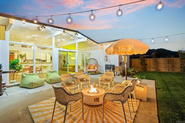 a view of a backyard