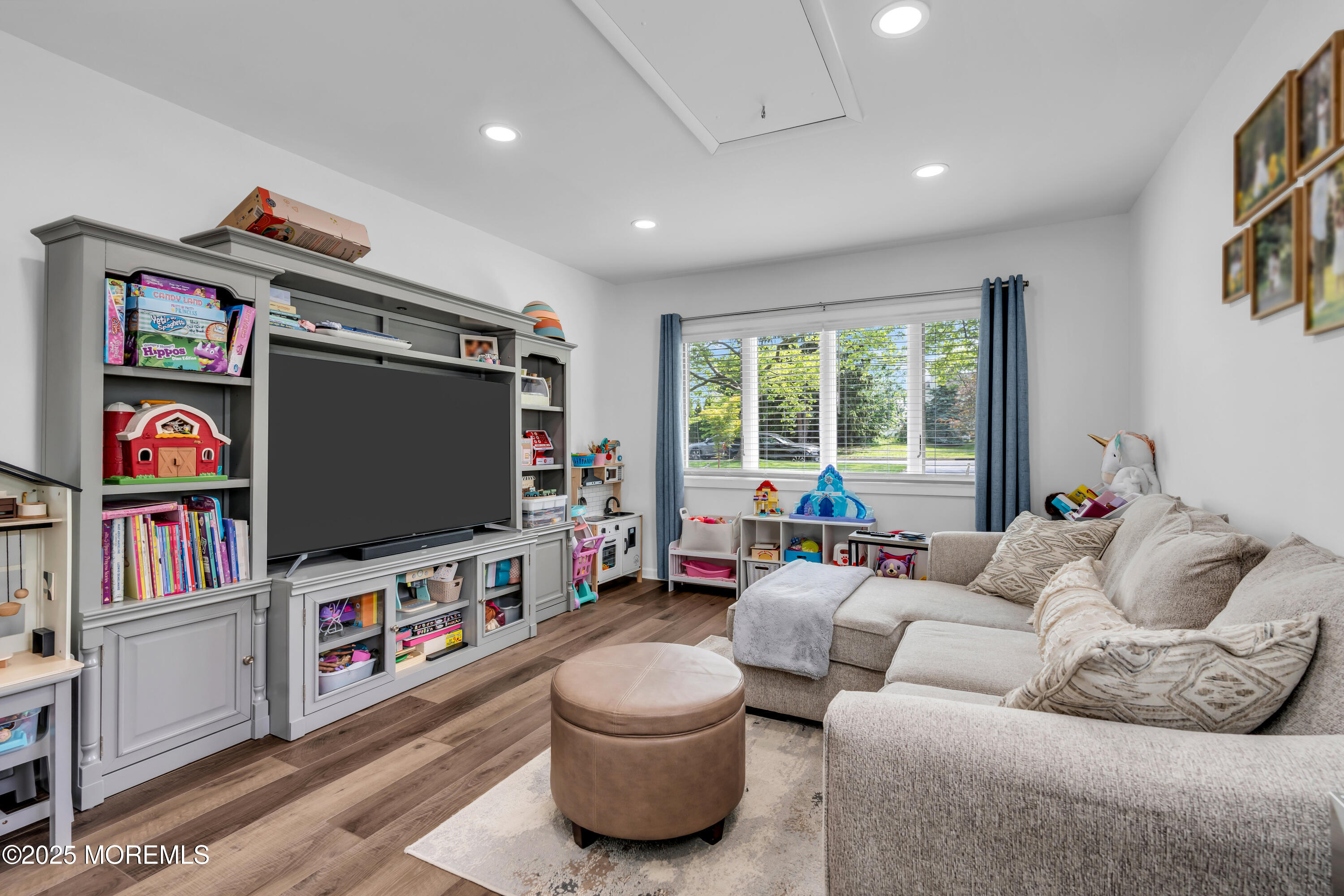 511 Line Road Aberdeen, NJ 07747 - Photo 22 of 53 a living room with furniture and a flat screen tv