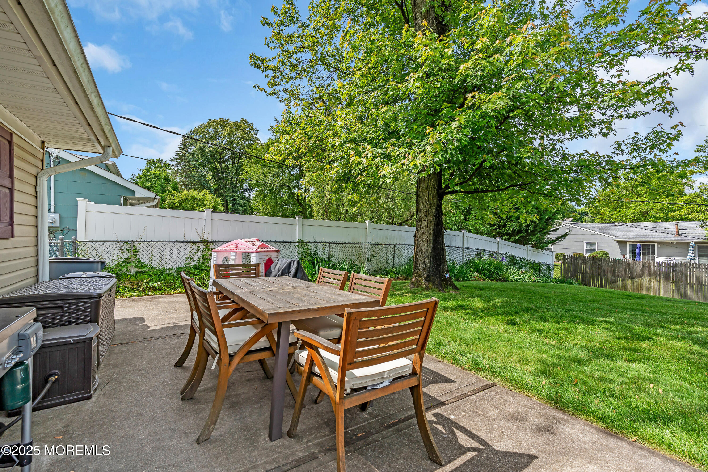 511 Line Road Aberdeen, NJ 07747 - Photo 45 of 53 a table and chairs with the wooden floor and fence