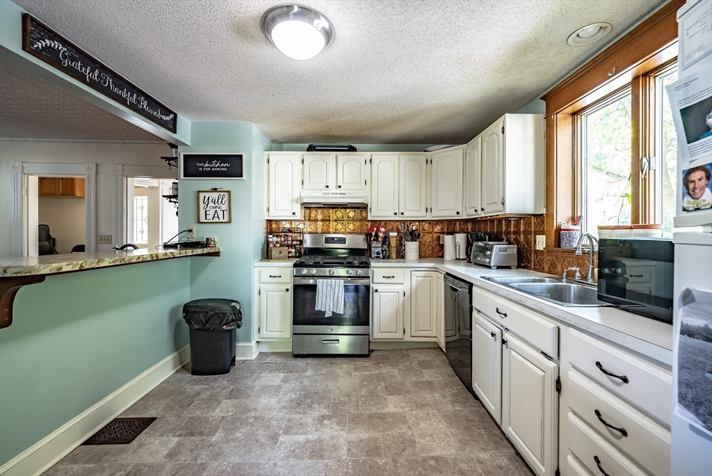 138 Ashley Street West Springfield, MA 01089 - Photo 4 of 19 Gallery Image 4
