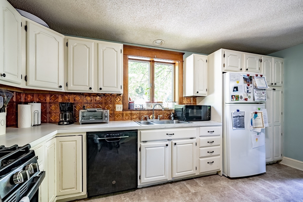 138 Ashley Street West Springfield, MA 01089 - Photo 5 of 19 Gallery Image 5