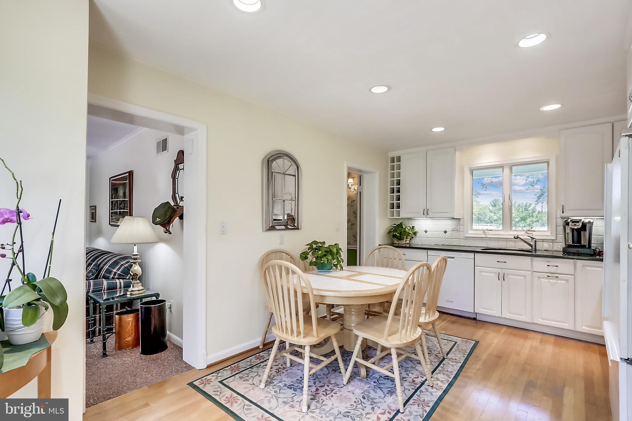 10740 River Road Potomac, MD 20854 - Photo 14 of 64 Spacious table space kitchen