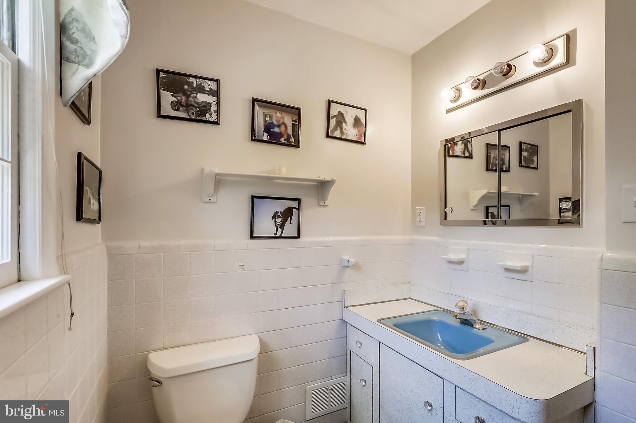 10740 River Road Potomac, MD 20854 - Photo 29 of 64 Hall bathroom with tub