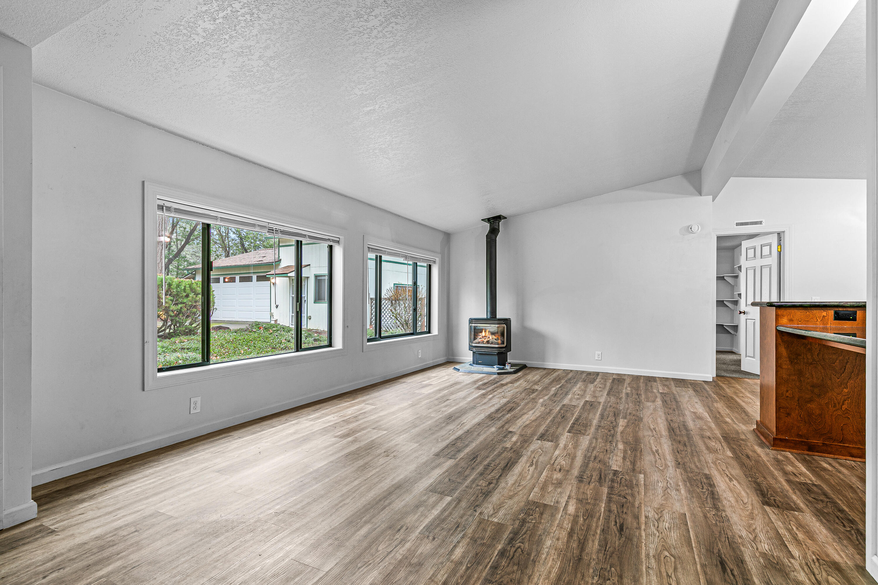 420 Crystal Springs Road Grants Pass, OR 97527 - Photo 10 of 40 Living room two