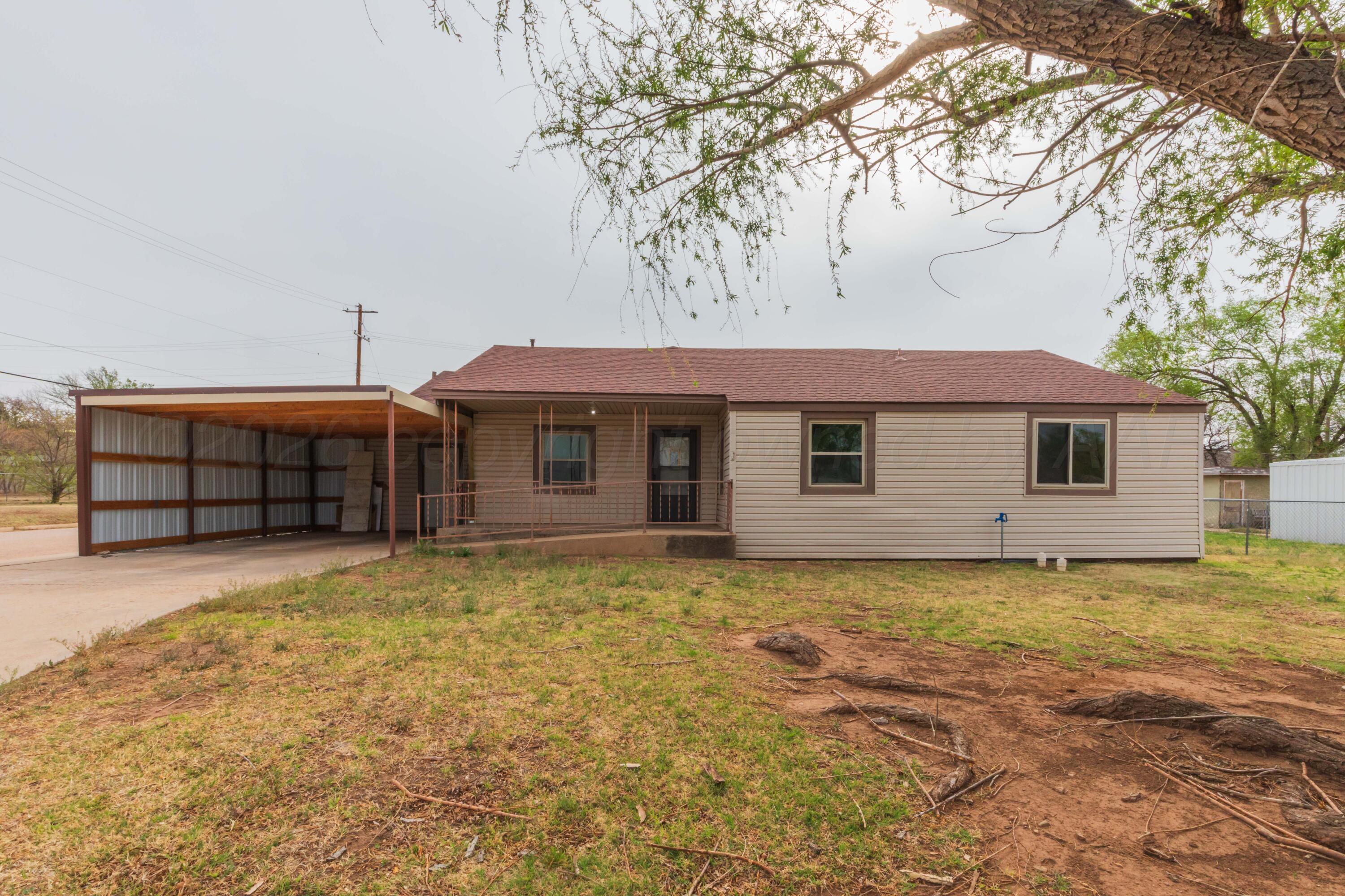 200 South Wall Street Shamrock, TX 79079 - Photo 1 of 40 a front view of a house with a garden