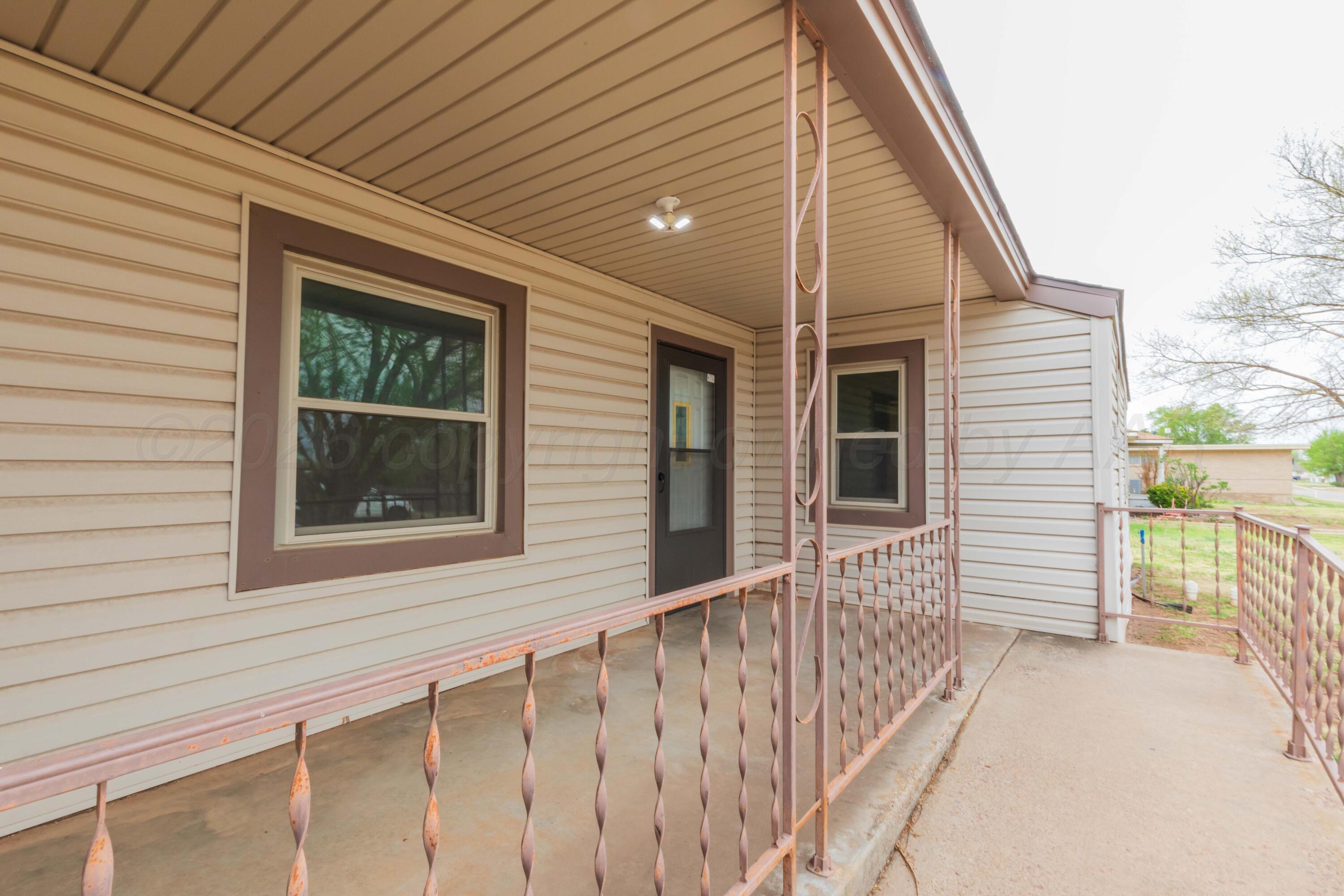 200 South Wall Street Shamrock, TX 79079 - Photo 2 of 40 a view of a house with a porch