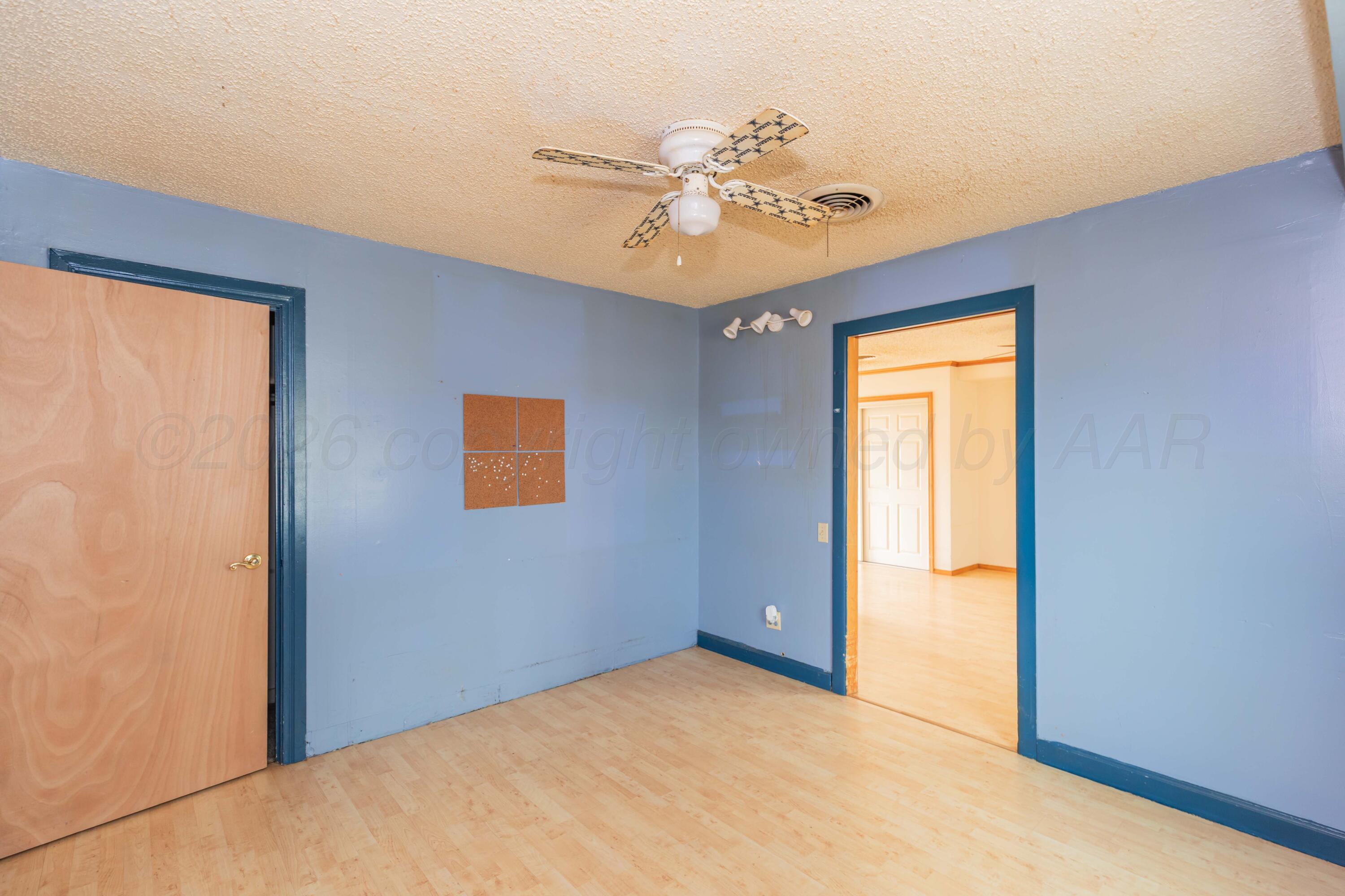 200 South Wall Street Shamrock, TX 79079 - Photo 23 of 40 a view of an empty room with a window