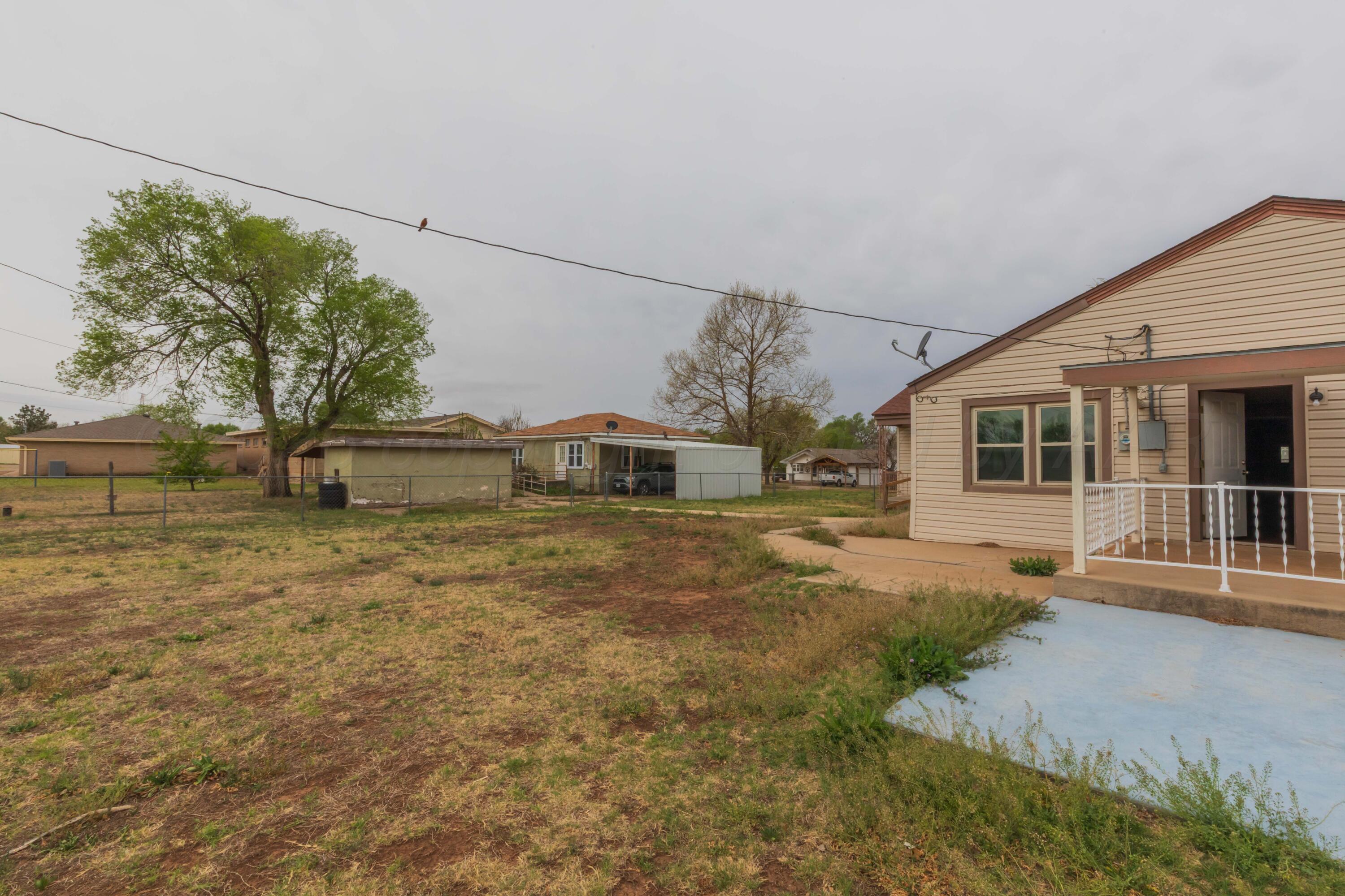 200 South Wall Street Shamrock, TX 79079 - Photo 36 of 40 a front view of a house with a yard