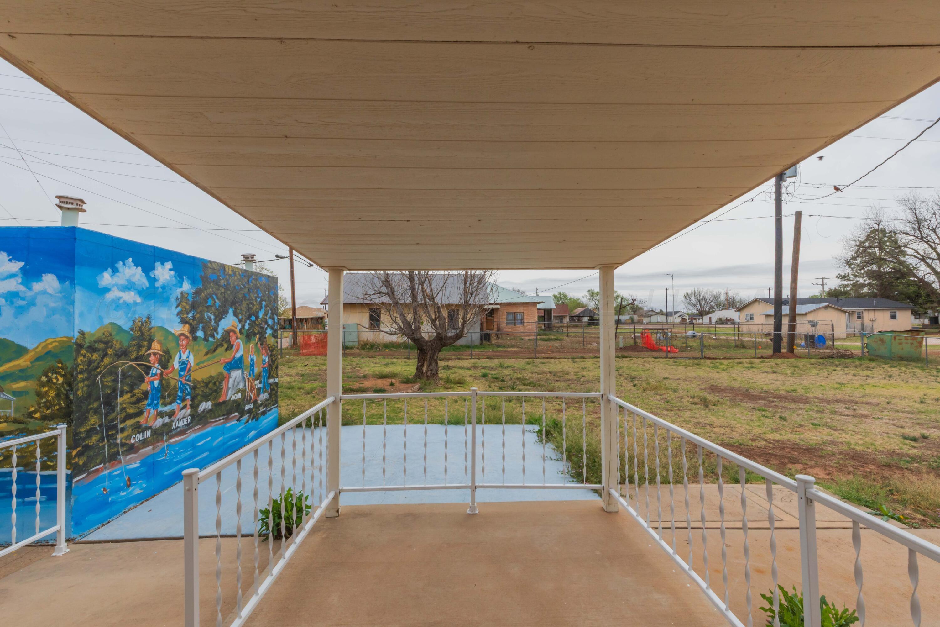 200 South Wall Street Shamrock, TX 79079 - Photo 37 of 40 a view of a balcony