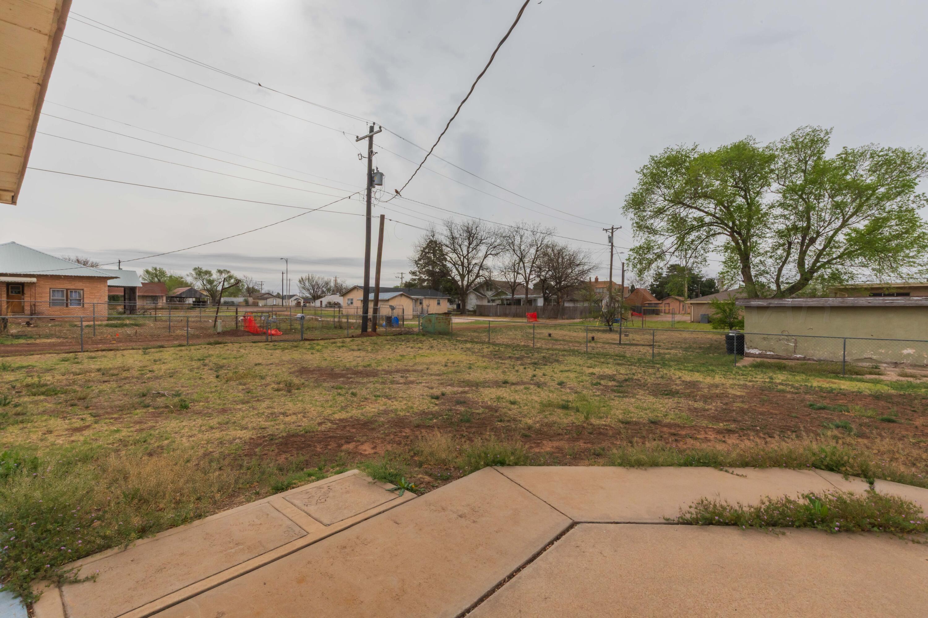 200 South Wall Street Shamrock, TX 79079 - Photo 38 of 40 a view of a tall building with a yard