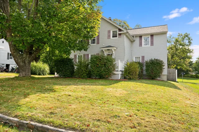 a view of a house with a yard