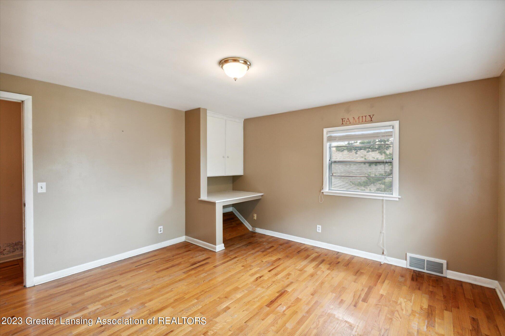 1710 Nottingham Road Lansing, MI 48911 - Photo 29 of 50 32-1710-Nottingham-Rd-Lansing-MI-48911-W