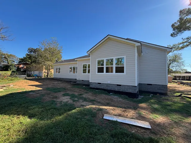 a view of a house with backyard