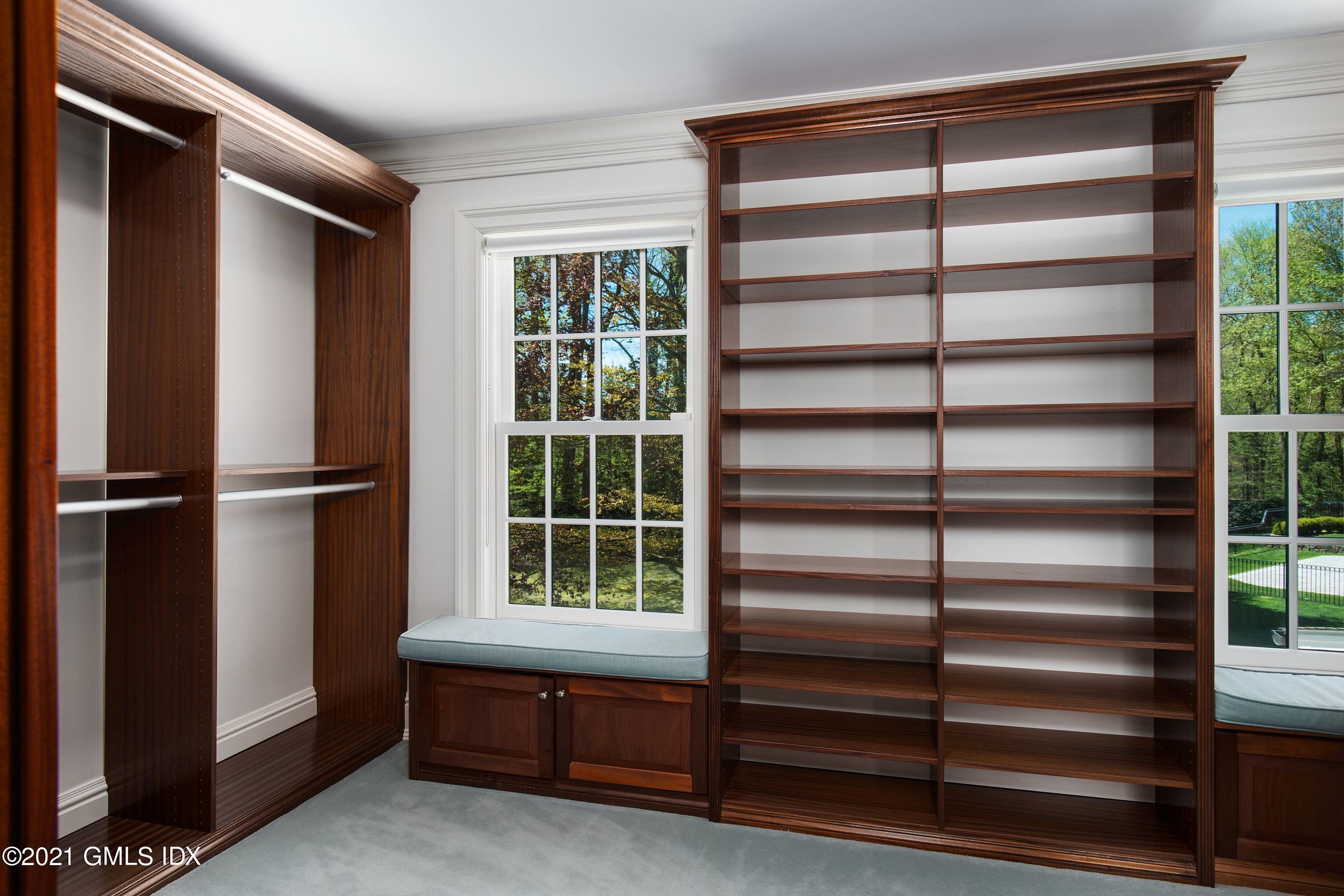 326 Round Hill Road Greenwich, CT 06831 - Photo 13 of 24 13 - DressingRm