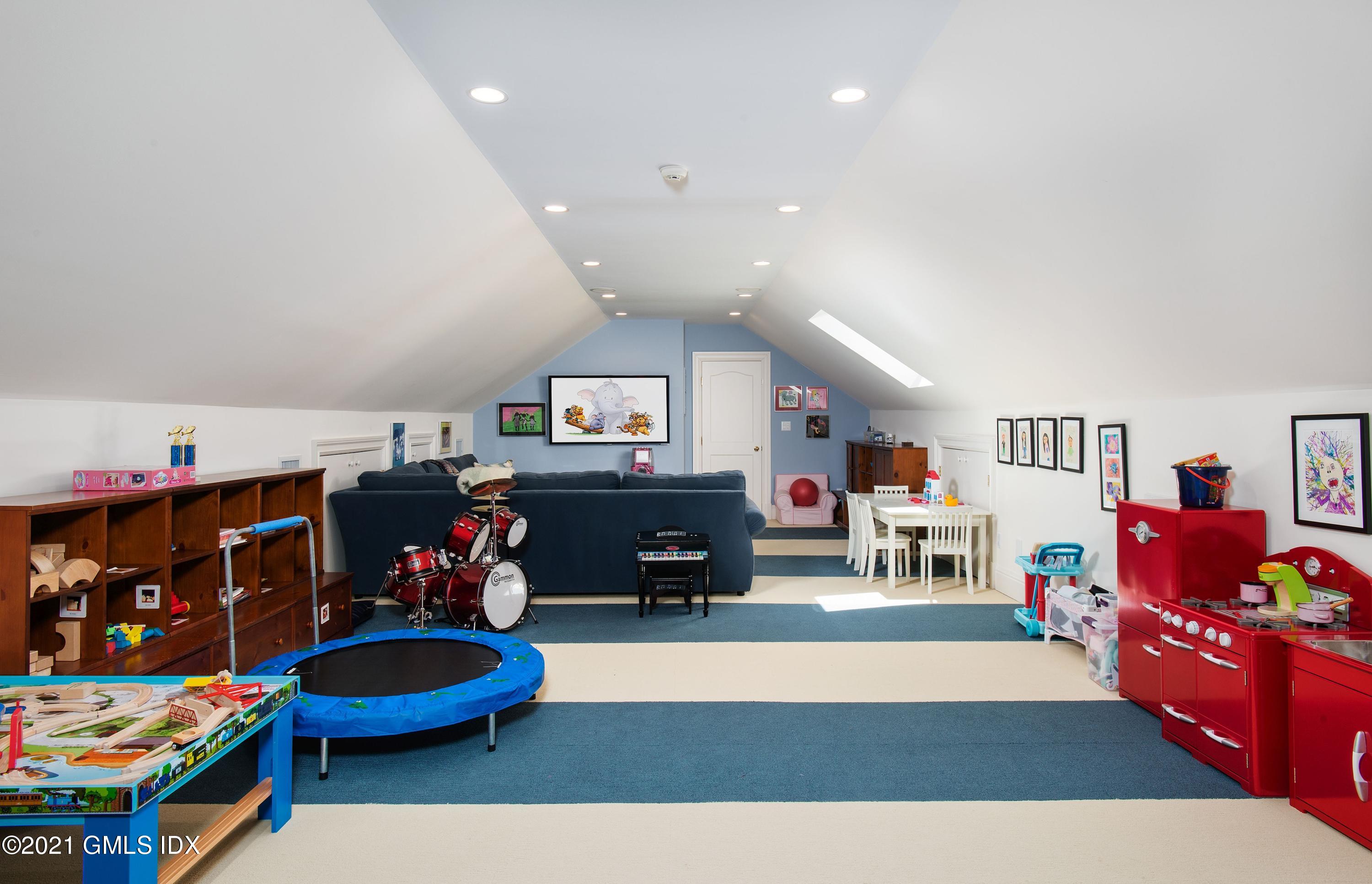 326 Round Hill Road Greenwich, CT 06831 - Photo 18 of 24 18 - 3rd Flr RecRm
