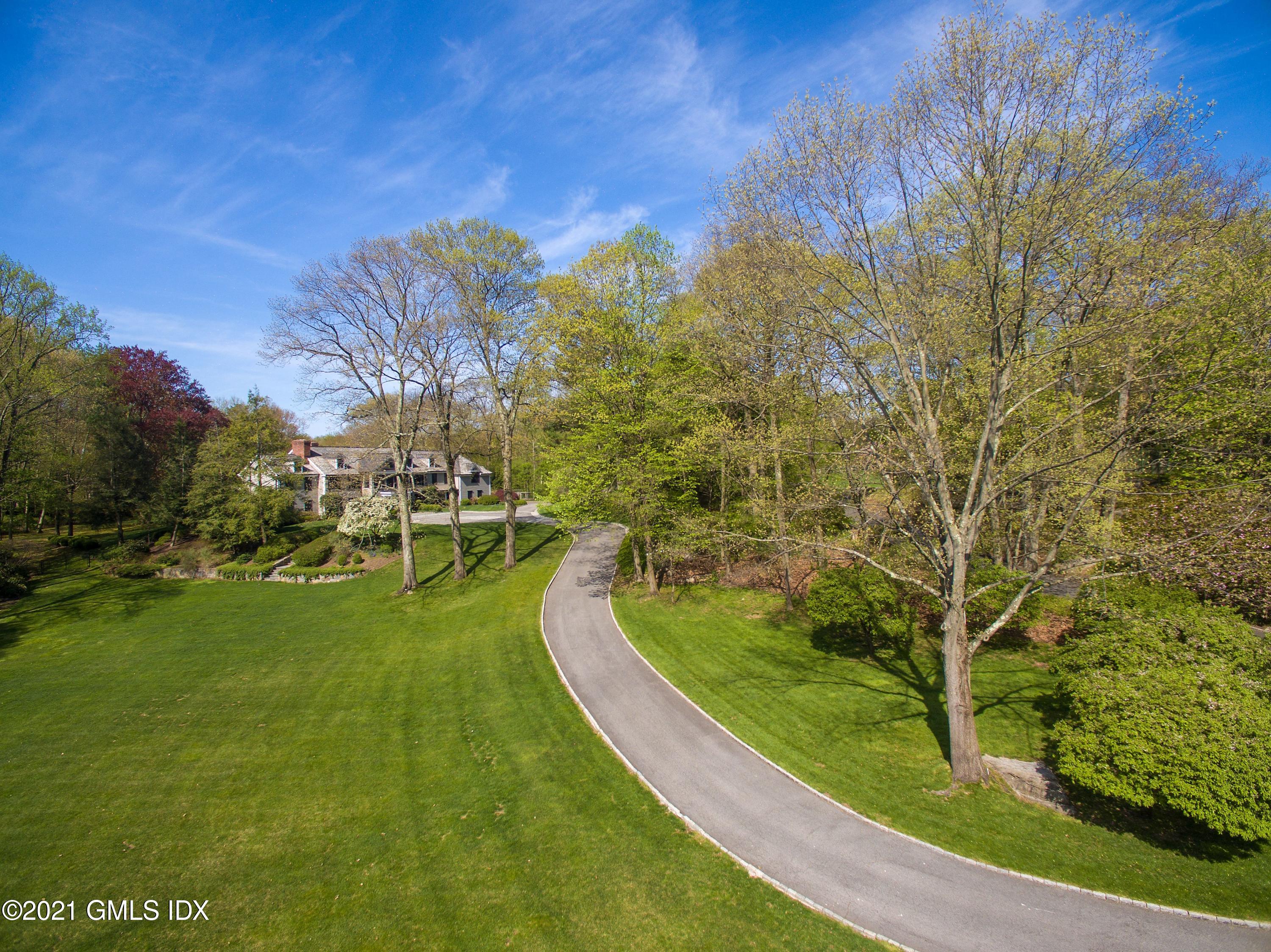 326 Round Hill Road Greenwich, CT 06831 - Photo 24 of 24 24 - Expansive drive