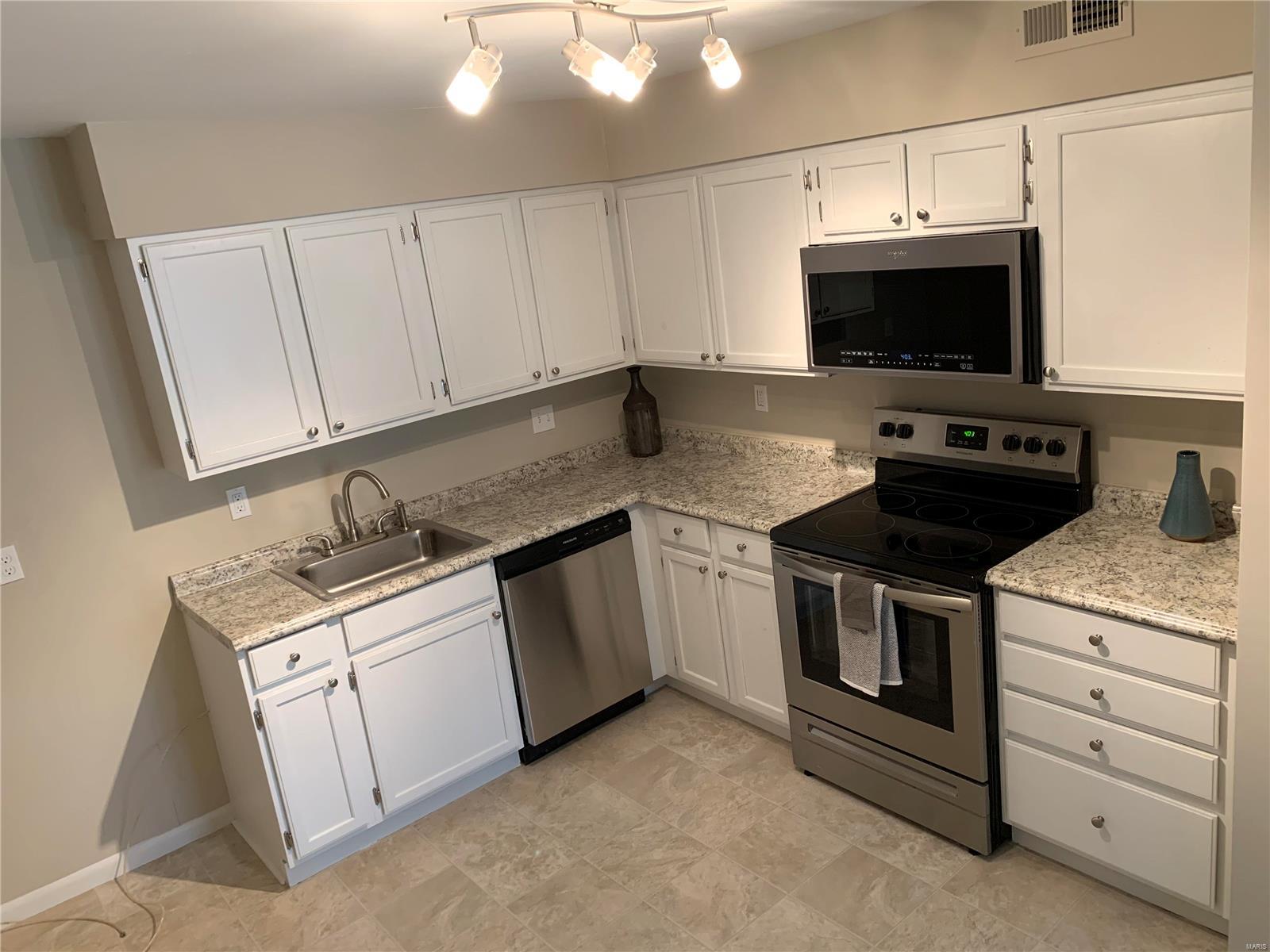 725 Ridgeside Drive, Unit D Ballwin, MO 63021 - Photo 2 of 10 Gallery Image 2