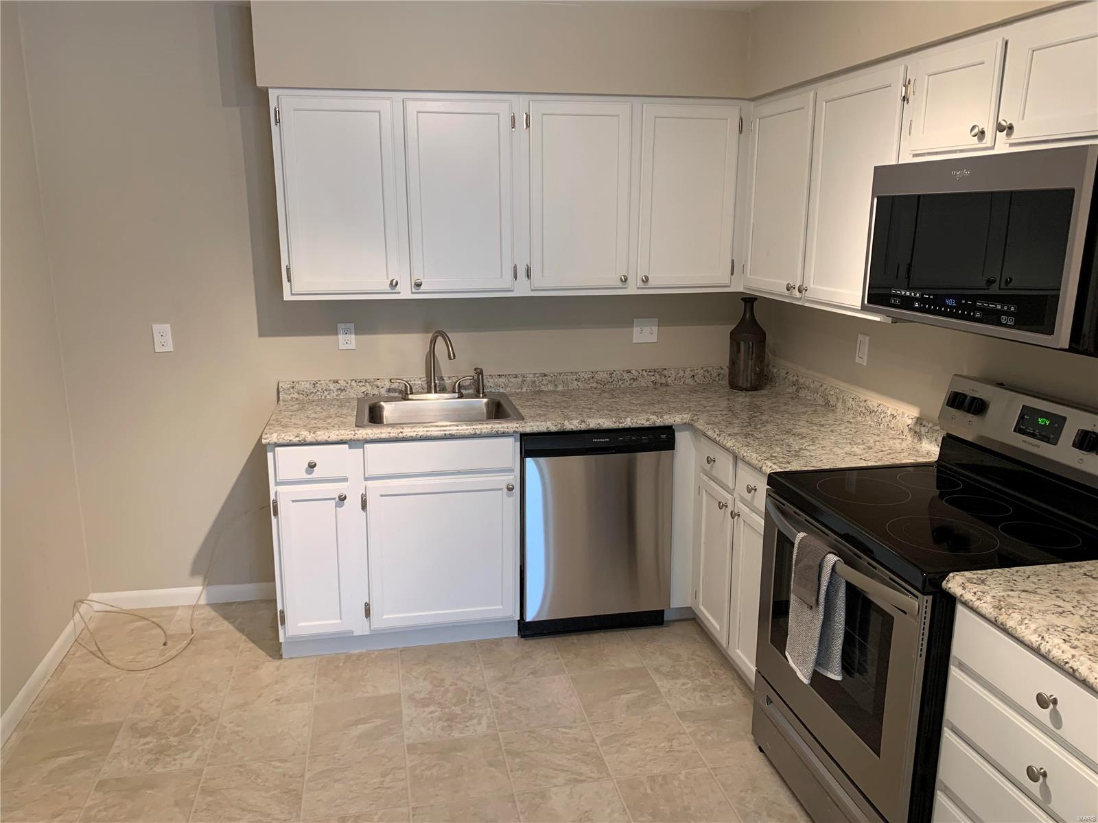 725 Ridgeside Drive, Unit D Ballwin, MO 63021 - Photo 3 of 10 Gallery Image 3