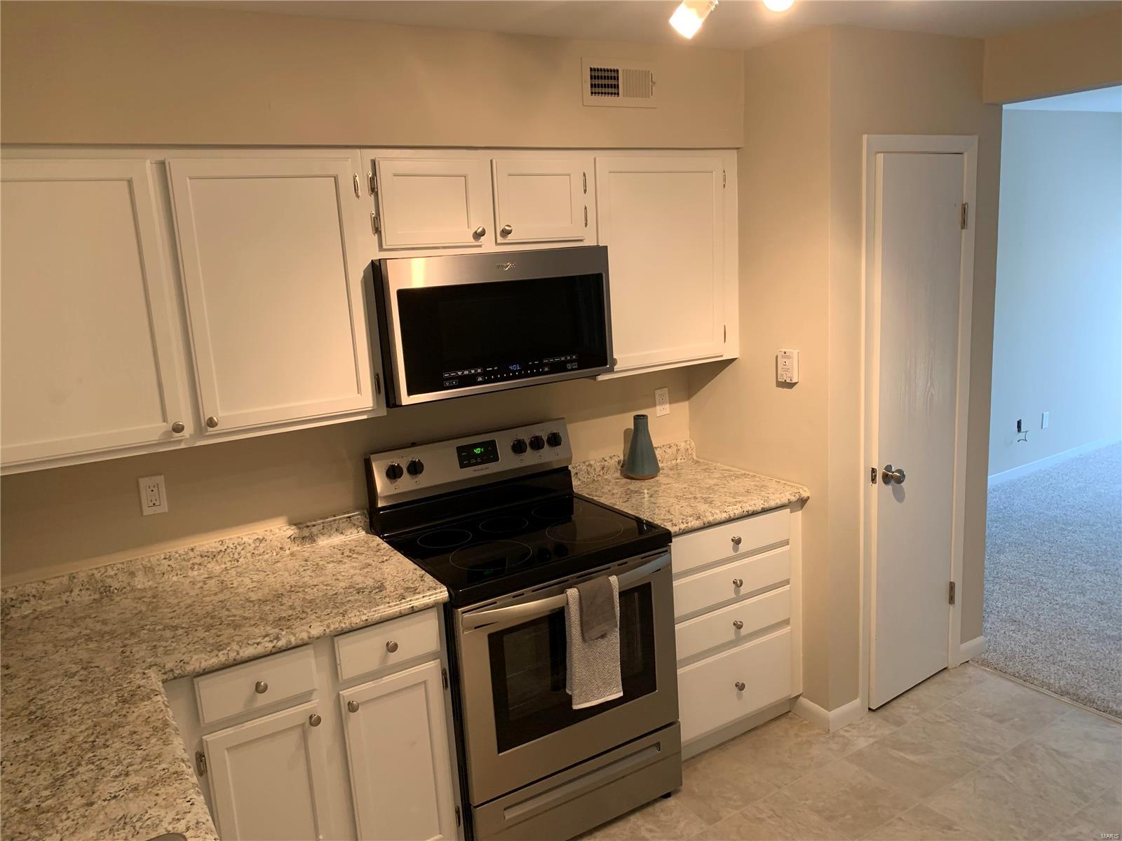725 Ridgeside Drive, Unit D Ballwin, MO 63021 - Photo 4 of 10 Gallery Image 4