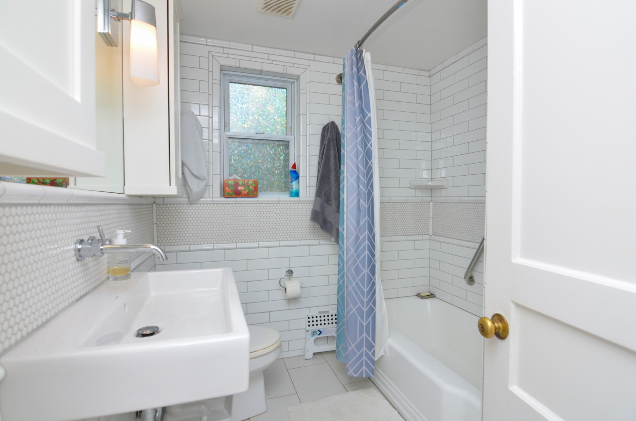 3434 Stokesmont Road Nashville, TN 37215 - Photo 17 of 29 a bathroom with a tub a sink and a window
