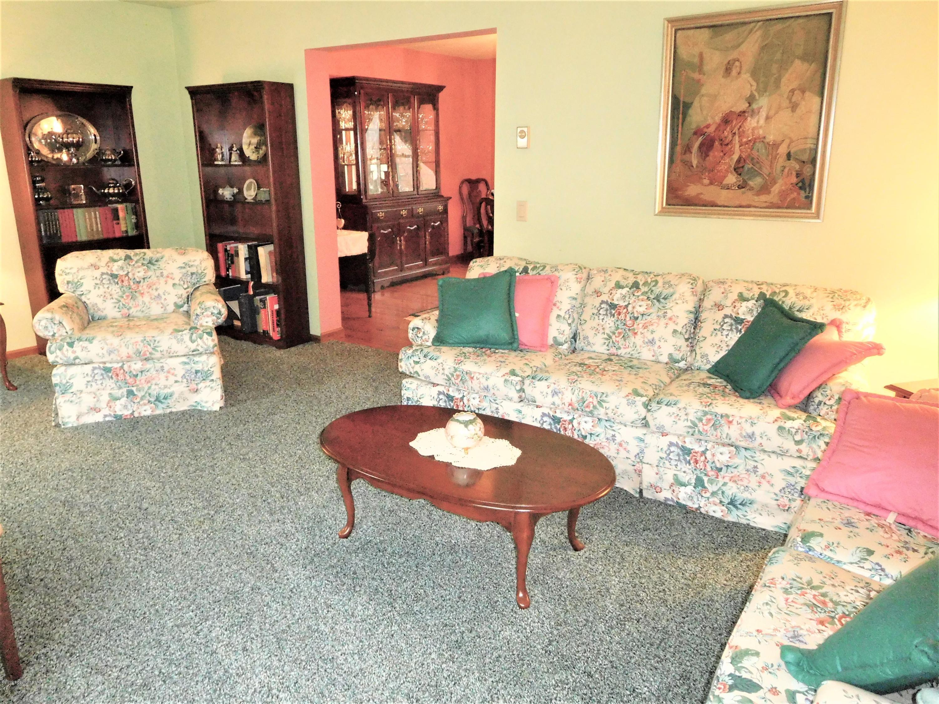 152 Hemlock Road Tannersville, PA 18372 - Photo 10 of 32 living room