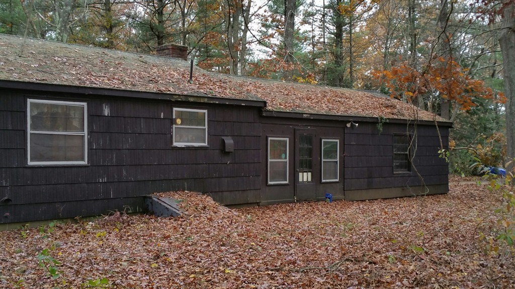 182 Topsfield Road Boxford, MA 01921 - Photo 3 of 8 a front view of a house with a garden