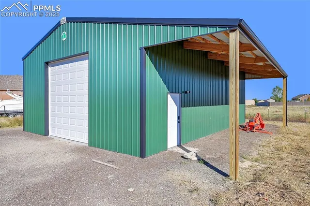 a view of a house with backyard