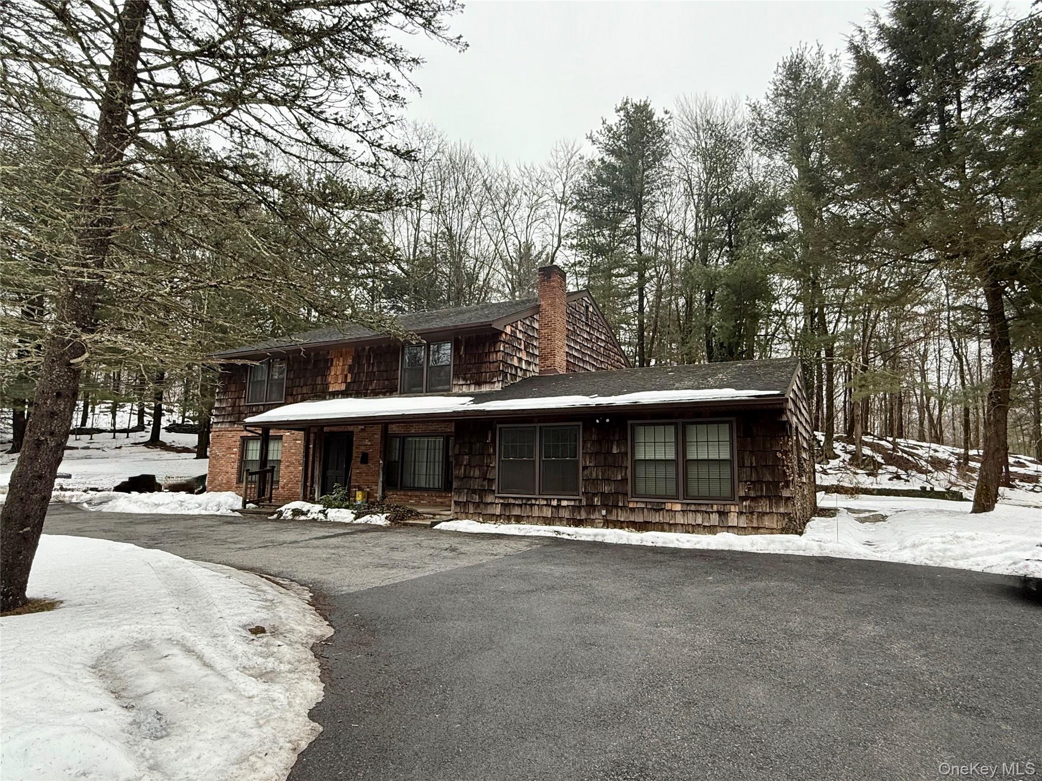 a view of a water fountain in front of a building