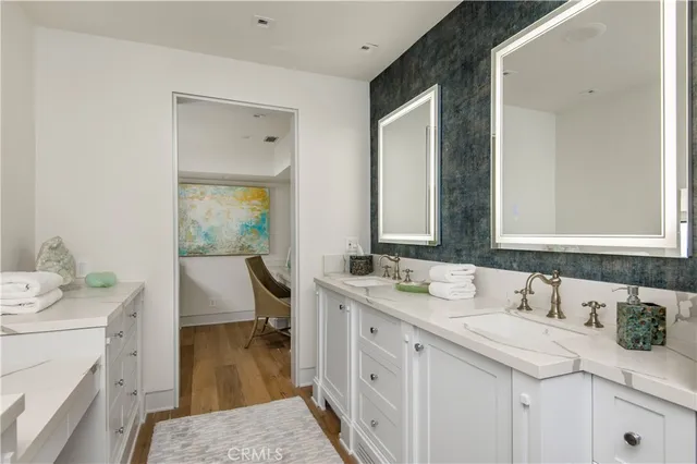 a en suite bathroom with a sink and a mirror