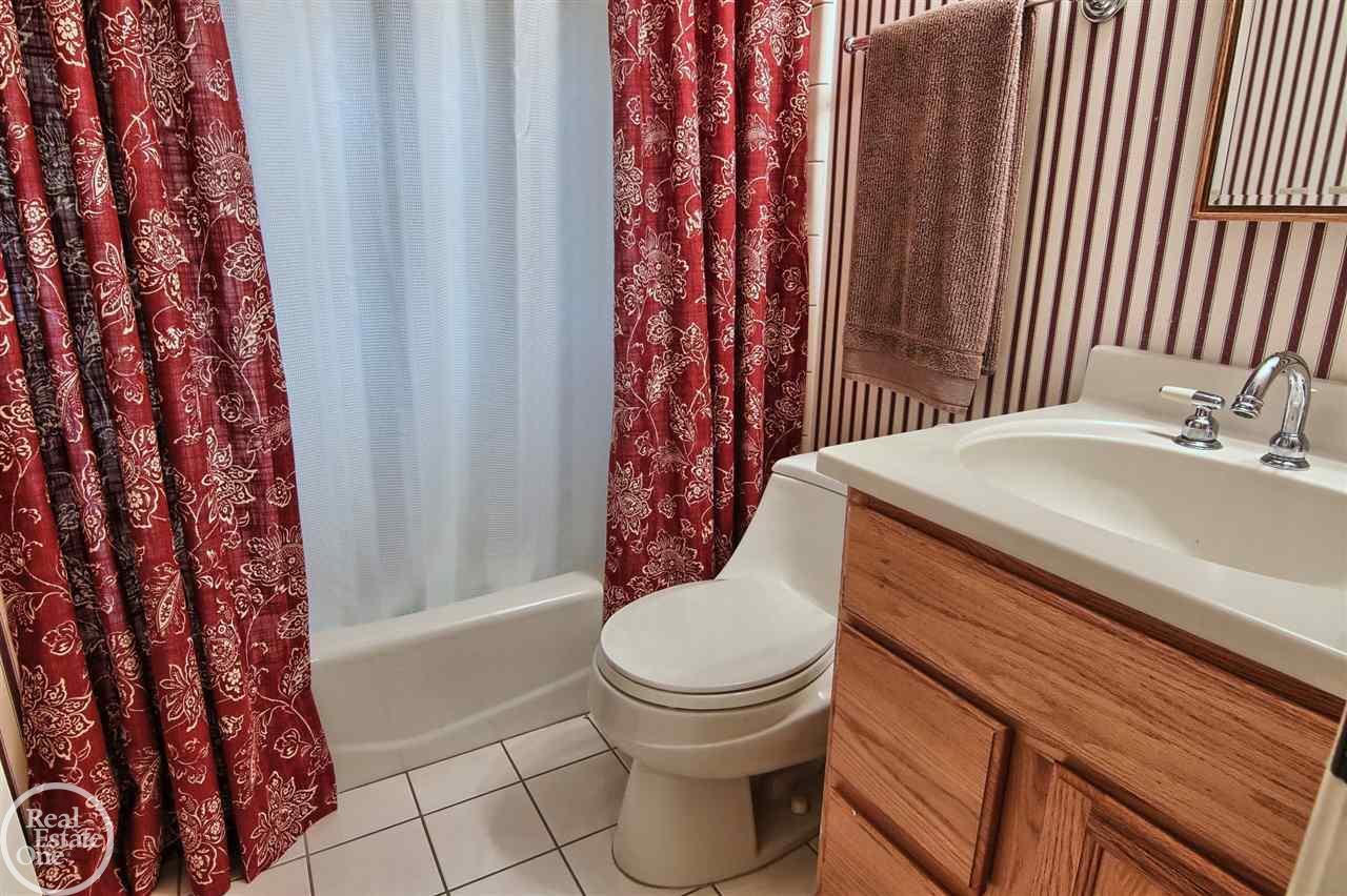 85 Stephens Road Grosse Pointe, MI 48236 - Photo 23 of 33 31326617-22.JPG