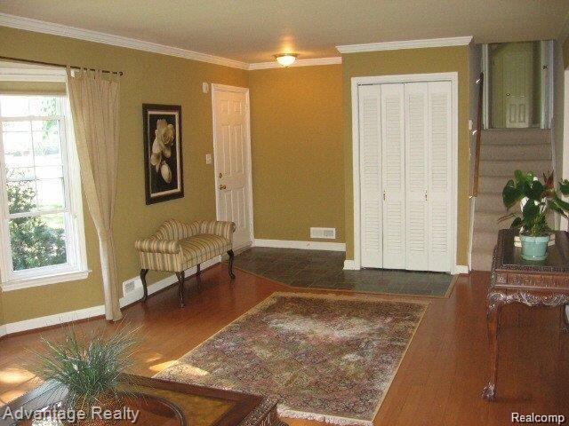 5976 Shaun Road West Bloomfield, MI 48322 - Photo 2 of 12 entrance.jpg
