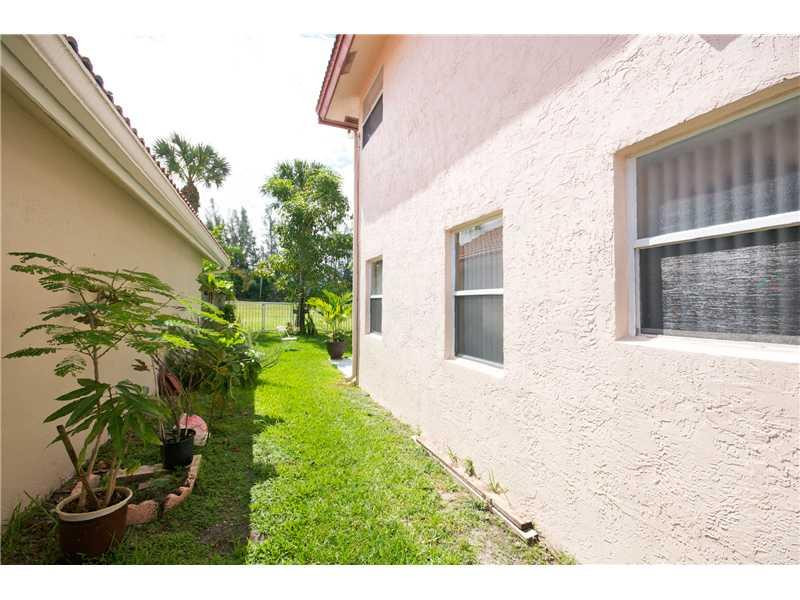 10154 Aqua Vista Way Boca Raton, FL 33428 - Photo 21 of 22 a view of backyard of house