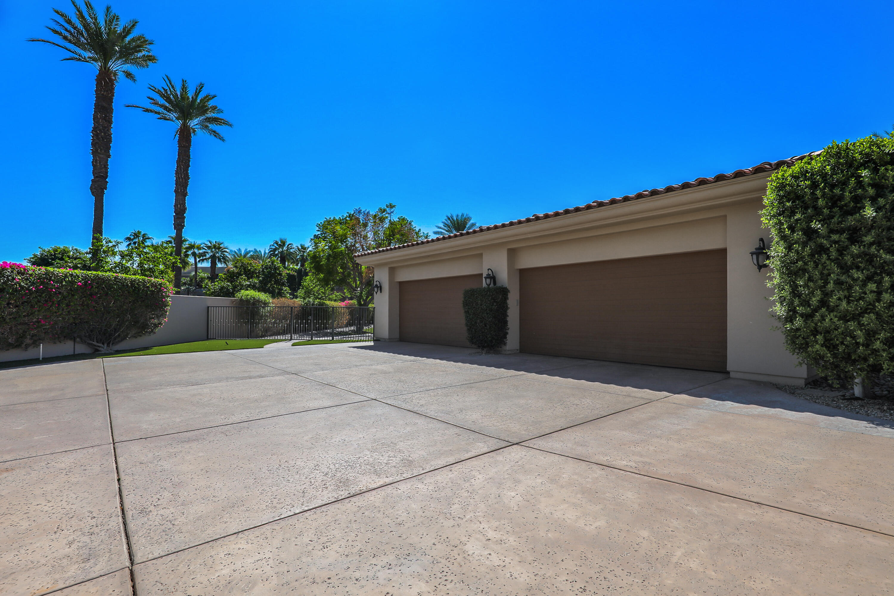 50360 Woodmere La Quinta, CA 92253 - Photo 55 of 56 a front view of a house with a garden
