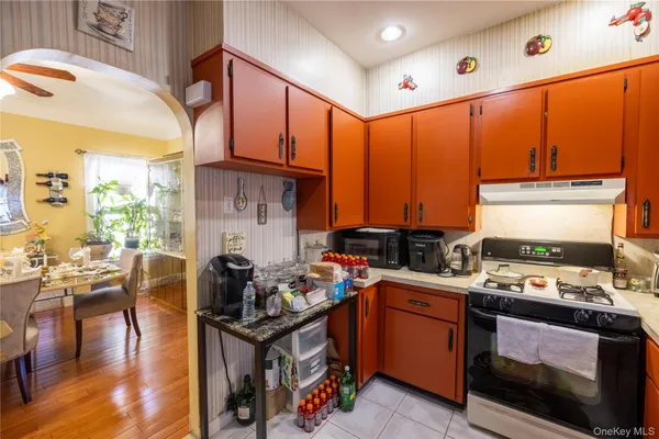 a kitchen that has a lot of cabinets in it