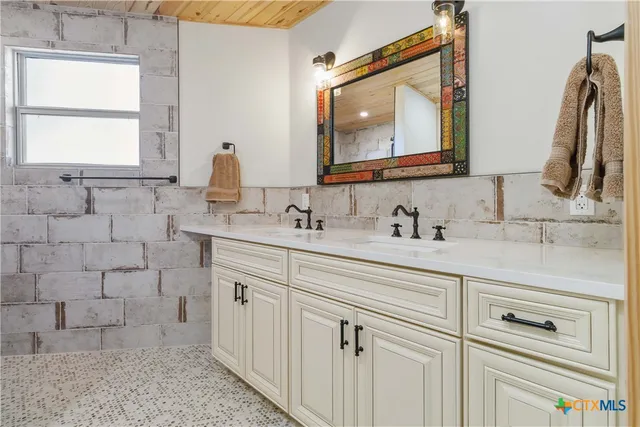 $1,285,000 | 165 Mari B Drive, Center Point, TX 78010