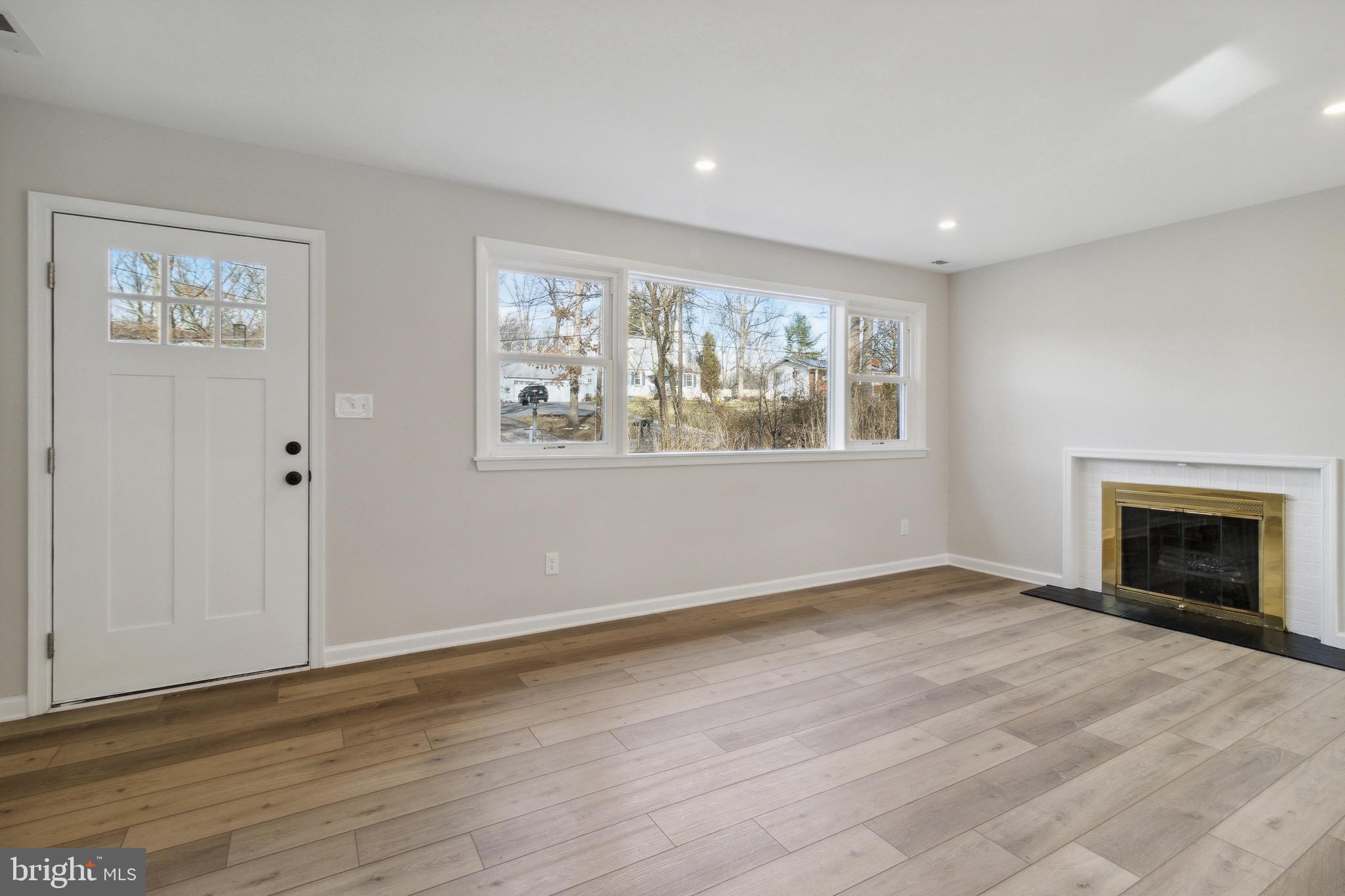 10105 Lyons Mill Road Randallstown, MD 21133 - Photo 7 of 33 Living Room Entry