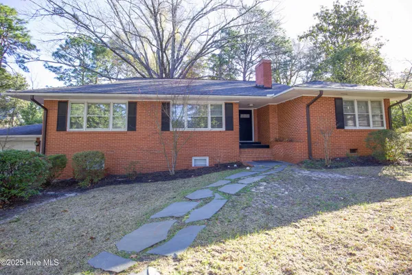 $2,800 | 345 East New Hampshire Avenue, Southern Pines, NC 28387