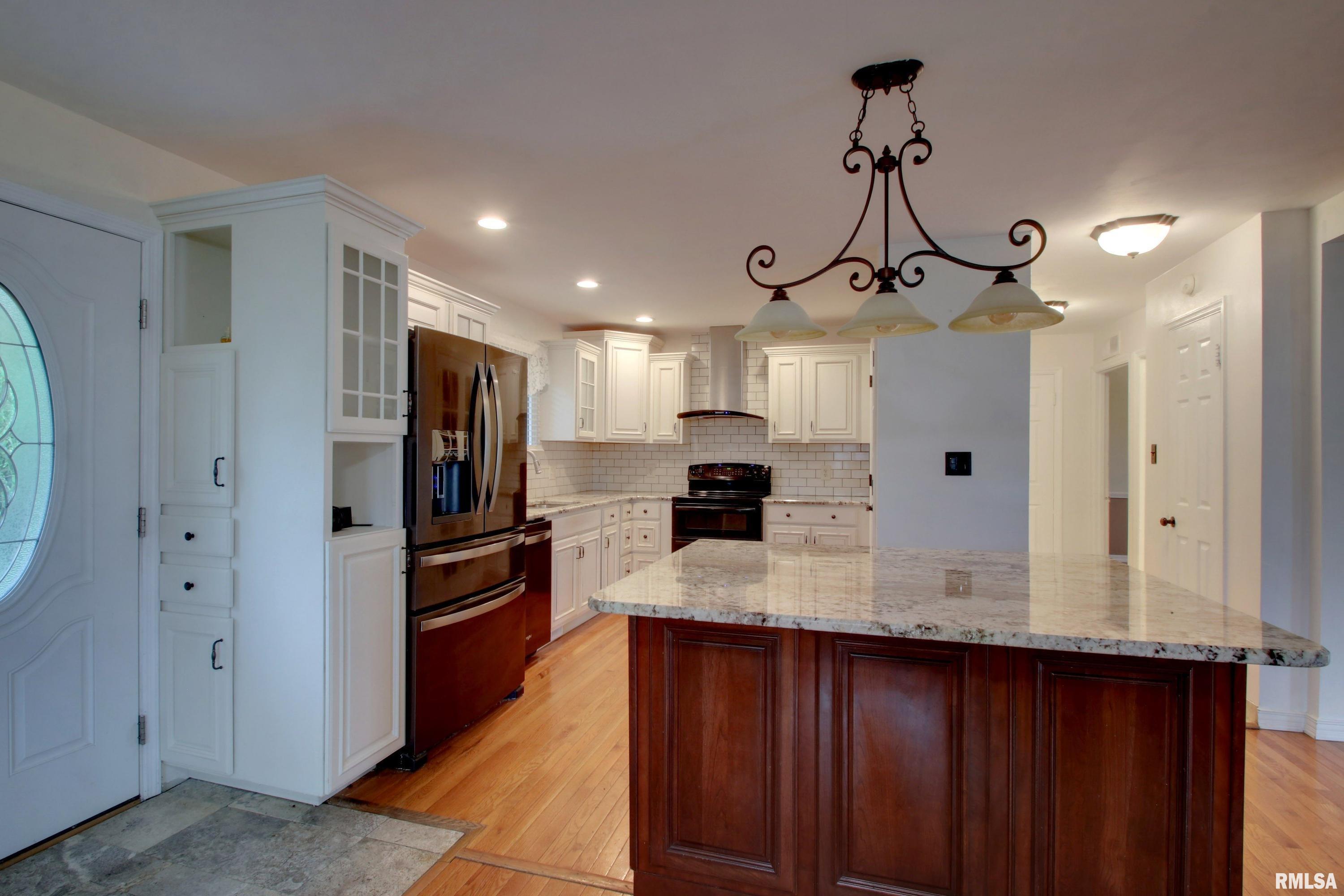 2313 Lyn Road Quincy, IL 62301 - Photo 3 of 22