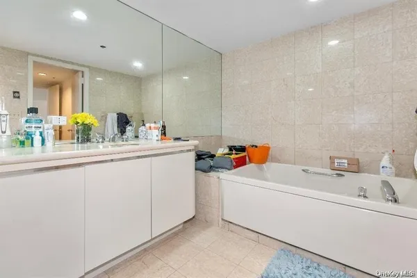 $568,000 | 88 Cutter Mill Road, Unit 112, Great Neck, NY 11021