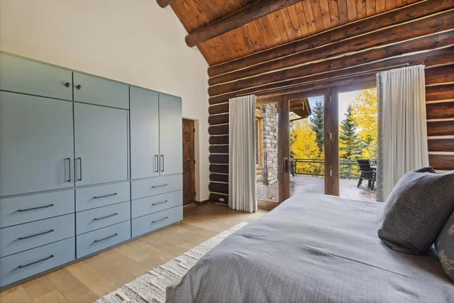 a en suite bathroom with a double vanity sink and a window