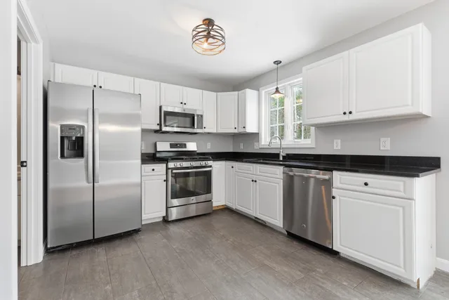 $3,250 | 6 Mulberry Lane, Amherst, NH 03031