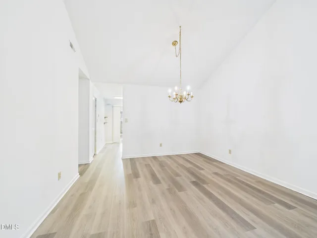 a view of empty room with a ceiling fan