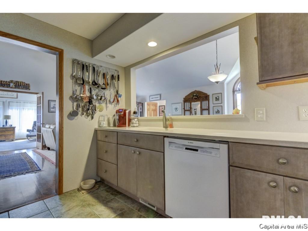 110 Country Place Springfield, IL 62703 - Photo 5 of 36