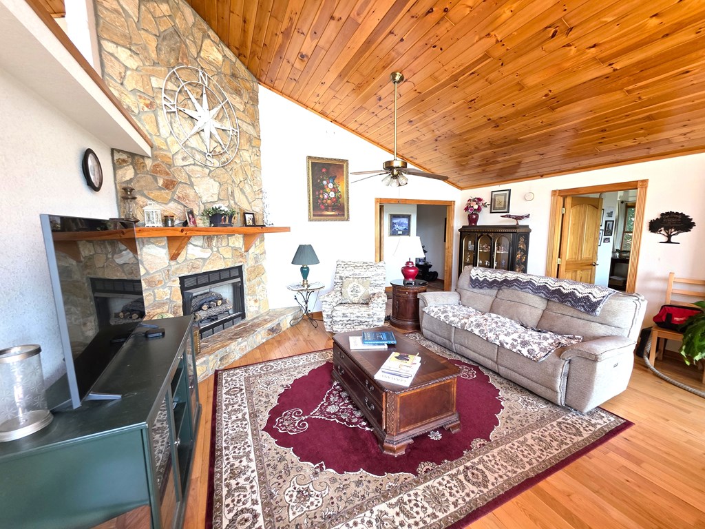 798 Timberwood Hills Road Murphy, NC 28906 - Photo 6 of 20 LIVINGROOM