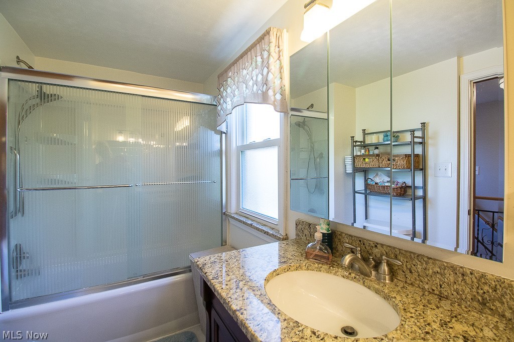 2259 Fenwick Road Cleveland, OH 44118 - Photo 18 of 25 Second Floor Full Bathroom